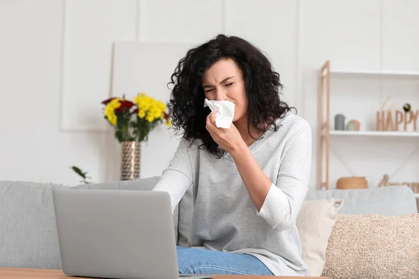 Allergisk Ung Kvinna Med Bärbar Dator Hemma — Stockfoto