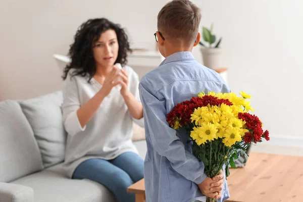 Kleine Jongen Met Bloemen Begroeten Zijn Allergische Moeder Thuis — Stockfoto