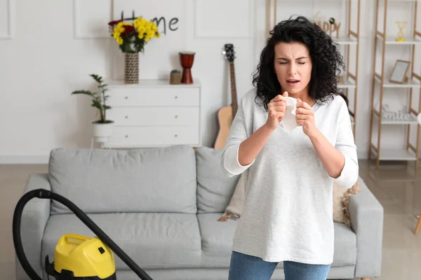 Allergic Woman Cleaning Her Flat — Stock Photo, Image