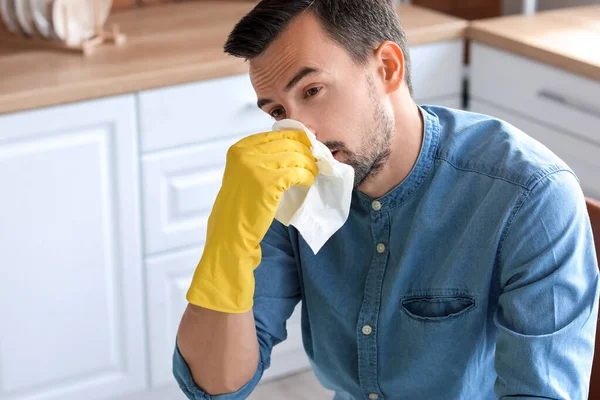 Allergiker Putzt Seine Wohnung — Stockfoto