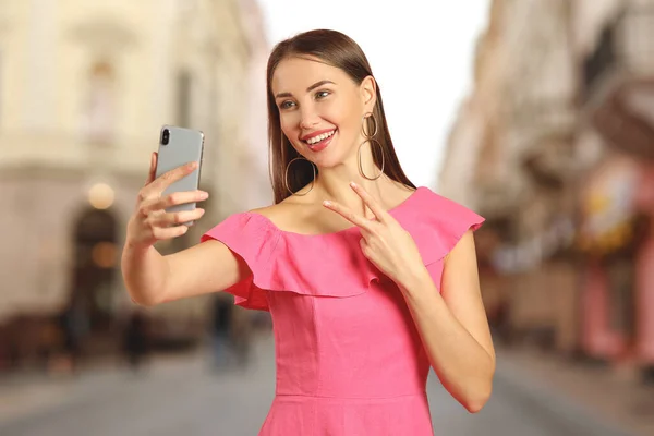 Female Tourist Taking Selfie Old City — Stock Photo, Image