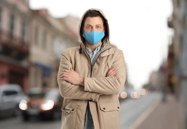 Male Tourist Protective Mask Old City Concept Traveling Coronavirus Epidemic — Stock Photo, Image