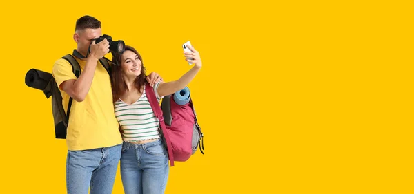 Pareja Turistas Tomando Selfie Sobre Fondo Color — Foto de Stock