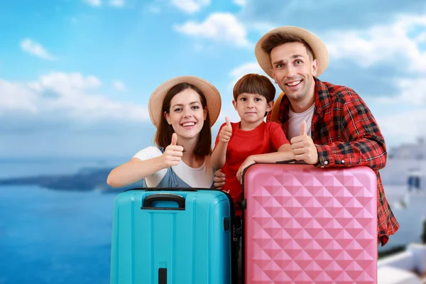 Familia Feliz Con Equipaje Complejo Marítimo — Foto de Stock