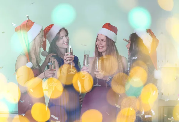 Νεαρές Γυναίκες Διασκεδάζουν Στο Πρωτοχρονιάτικο Πάρτι Στο Γραφείο — Φωτογραφία Αρχείου