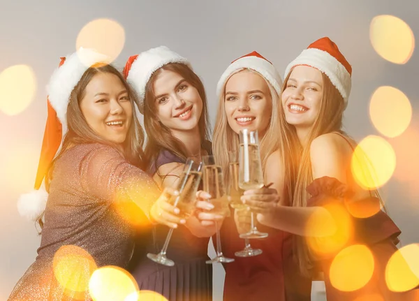 Junge Frauen Haben Spaß Bei Neujahrsparty — Stockfoto