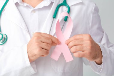 Pembe kurdeleli doktor, yakın plan. Göğüs kanseri farkındalığı konsepti