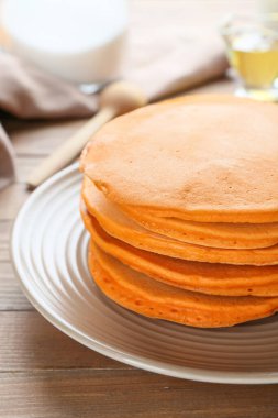 Lezzetli balkabağı krepleri masada, yakın plan.