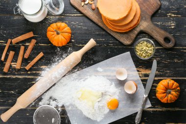 Masadaki malzemelerle birlikte lezzetli balkabaklı krepler.