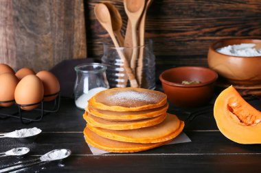 Masadaki malzemelerle birlikte lezzetli balkabaklı krepler.