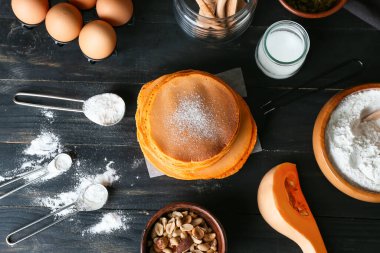 Masadaki malzemelerle birlikte lezzetli balkabaklı krepler.