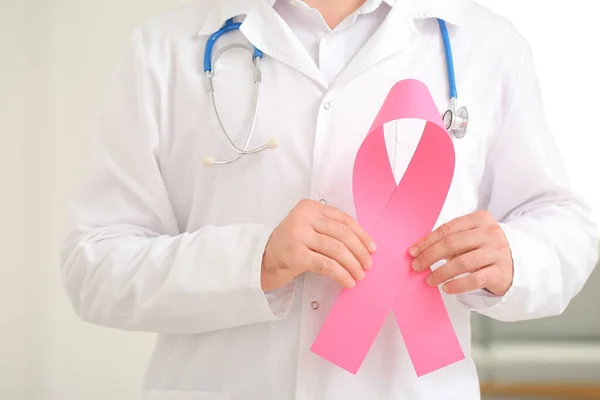 Arzt Mit Rosa Schleife Der Klinik Nahaufnahme Brustkrebs Aufklärungskonzept — Stockfoto