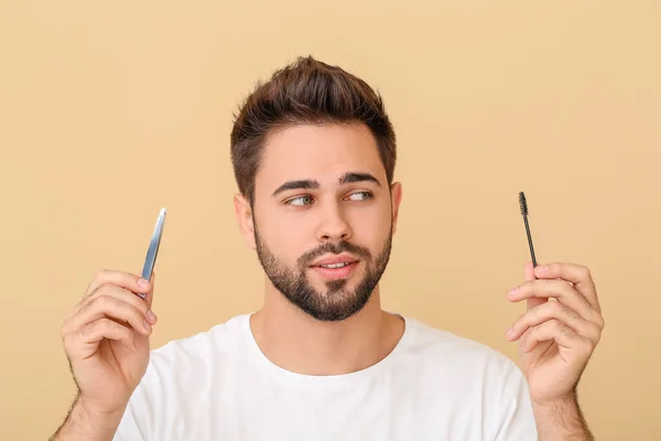 Young Man Tools Eyebrow Correction Procedure Color Background — Stock Photo, Image
