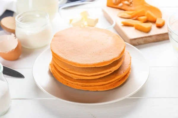 Pancake Labu Lezat Dengan Bahan Bahan Atas Meja — Stok Foto