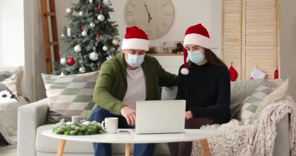 Пара Ноутбуком Святкує Різдво Вдома Через Епідемію Коронавірусу — стокове відео