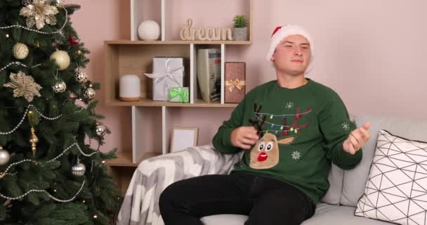 Junger Mann Erhält Gitarre Als Weihnachtsgeschenk Hause — Stockvideo