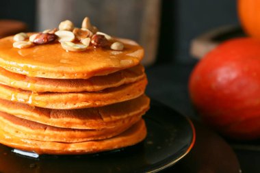 Lezzetli balkabağı krepleri masada, yakın plan.
