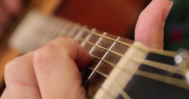 Gitar Çalan Genç Adam Yakın Plan — Stok video
