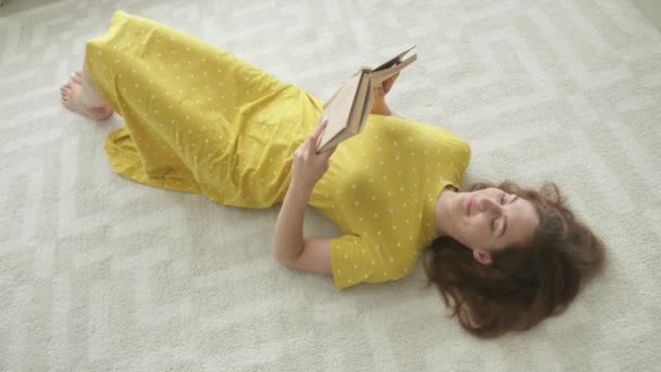 Όμορφη Νεαρή Γυναίκα Διαβάζει Βιβλίο Ενώ Κείτεται Στο Πάτωμα Στο — Αρχείο Βίντεο