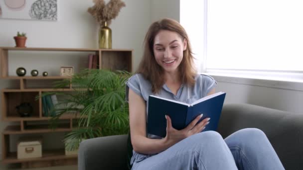 Mooie Jonge Vrouw Die Thuis Boek Leest — Stockvideo