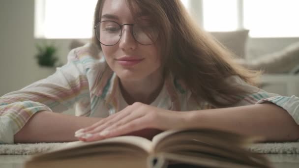 Bella Giovane Donna Che Legge Libro Mentre Trova Sul Pavimento — Video Stock