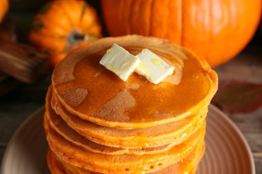 Lezzetli balkabağı krepleri masada, yakın plan.