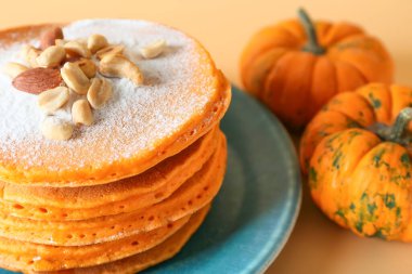 Renkli arka planda lezzetli balkabaklı gözleme tabağı, yakın plan.