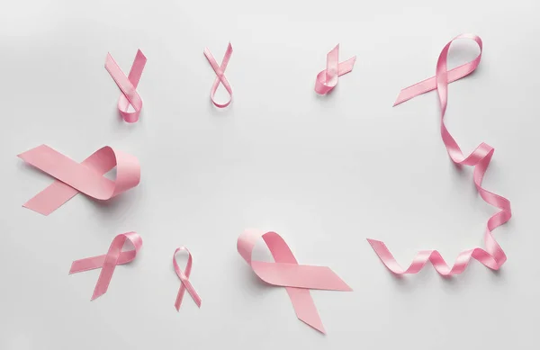 Cintas Rosadas Sobre Fondo Blanco Concepto Conciencia Sobre Cáncer Mama — Foto de Stock