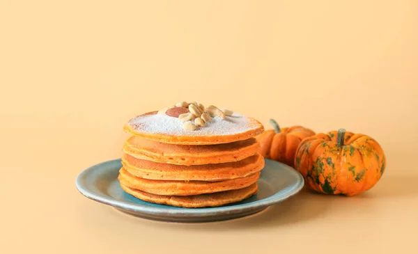 Assiette Avec Savoureuses Crêpes Citrouille Sur Fond Couleur — Photo