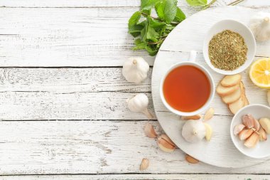 Masada bir fincan sağlıklı sarımsaklı çay.