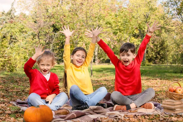 Lindos Niños Pequeños Teniendo Picnic Parque Otoño — Foto de Stock