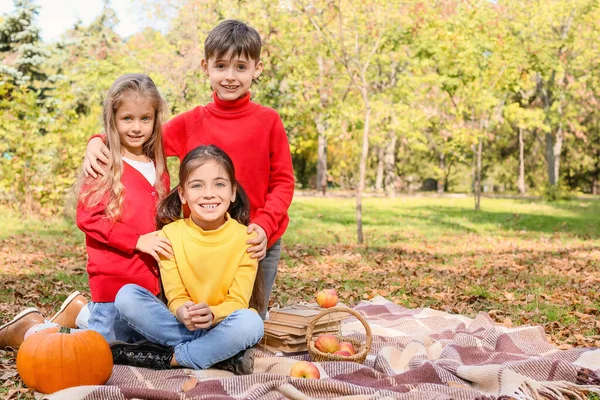 Lindos Niños Pequeños Teniendo Picnic Parque Otoño — Foto de Stock