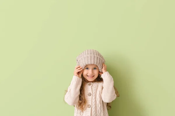 Petite Fille Mignonne Vêtements Automne Sur Fond Couleur — Photo