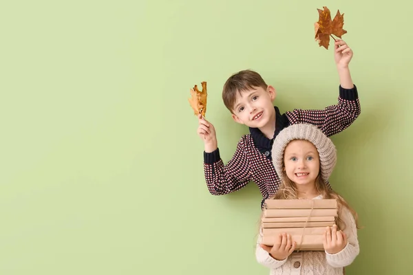 Nette Kleine Kinder Mit Herbstblättern Und Büchern Auf Farbigem Hintergrund — Stockfoto