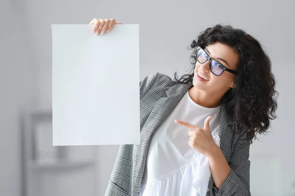 Woman Blank Paper Sheet Office — Stock Photo, Image