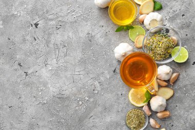 Bir fincan sağlıklı sarımsaklı çay.