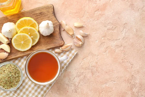 Arka Planda Bir Fincan Sağlıklı Sarımsaklı Çay — Stok fotoğraf