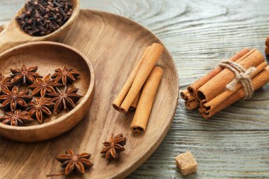 Tarçınlı kompozisyon ve ahşap arka planda baharatlar