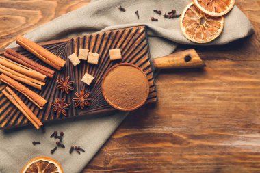 Ahşap zemin üzerinde tarçın, anason ve şeker bileşimi