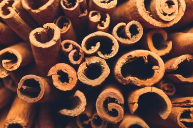 Arkaplan olarak birçok tarçın çubuğu