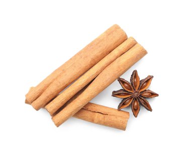 Tarçın çubukları ve anason beyaz arkaplanda