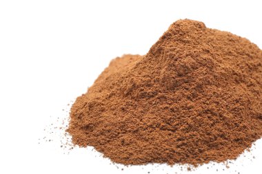 Beyaz arkaplanda tarçın tozu