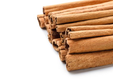 Tarçın çubukları beyaz arkaplanda, yakın plan