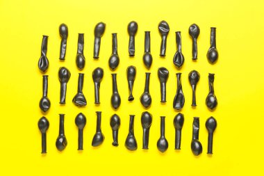 Renk arkaplanındaki sönmüş balonlar