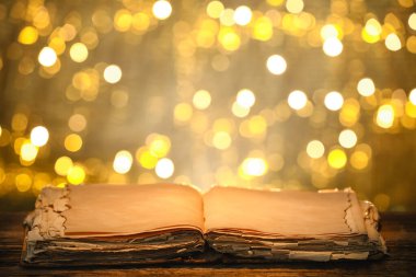 Bulanık ışıklara karşı eski açık kitap