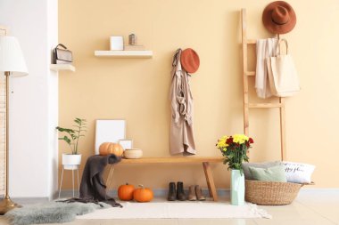 Modern salonun sonbahar desenli şık iç tasarımı.