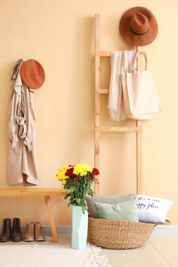 Sonbahar çiçekleriyle modern salonun şık iç mekanı.