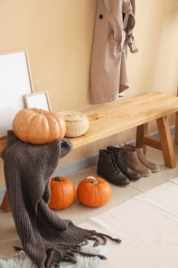 Modern salonun sonbahar desenli şık iç tasarımı.