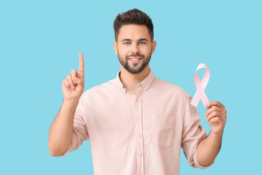 Arka planda pembe kurdeleli bir adam. Göğüs kanseri farkındalığı konsepti