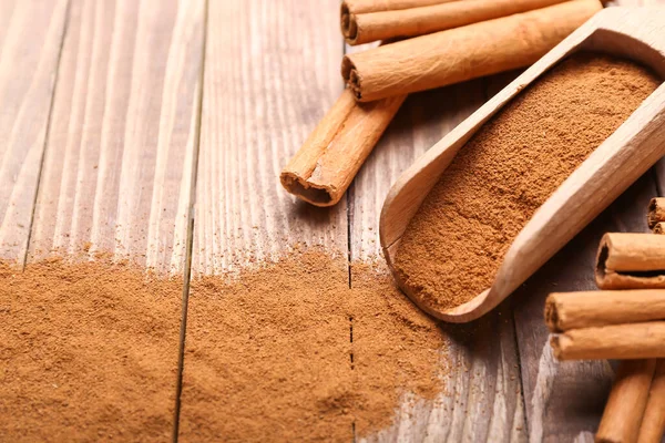 Scoop Cinnamon Powder Sticks Wooden Background Closeup — Stock Photo, Image